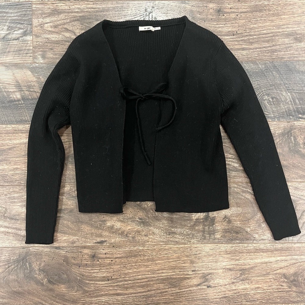 Cute tie-able top from Francesca’s! It’s long sleeved and a trendy style!